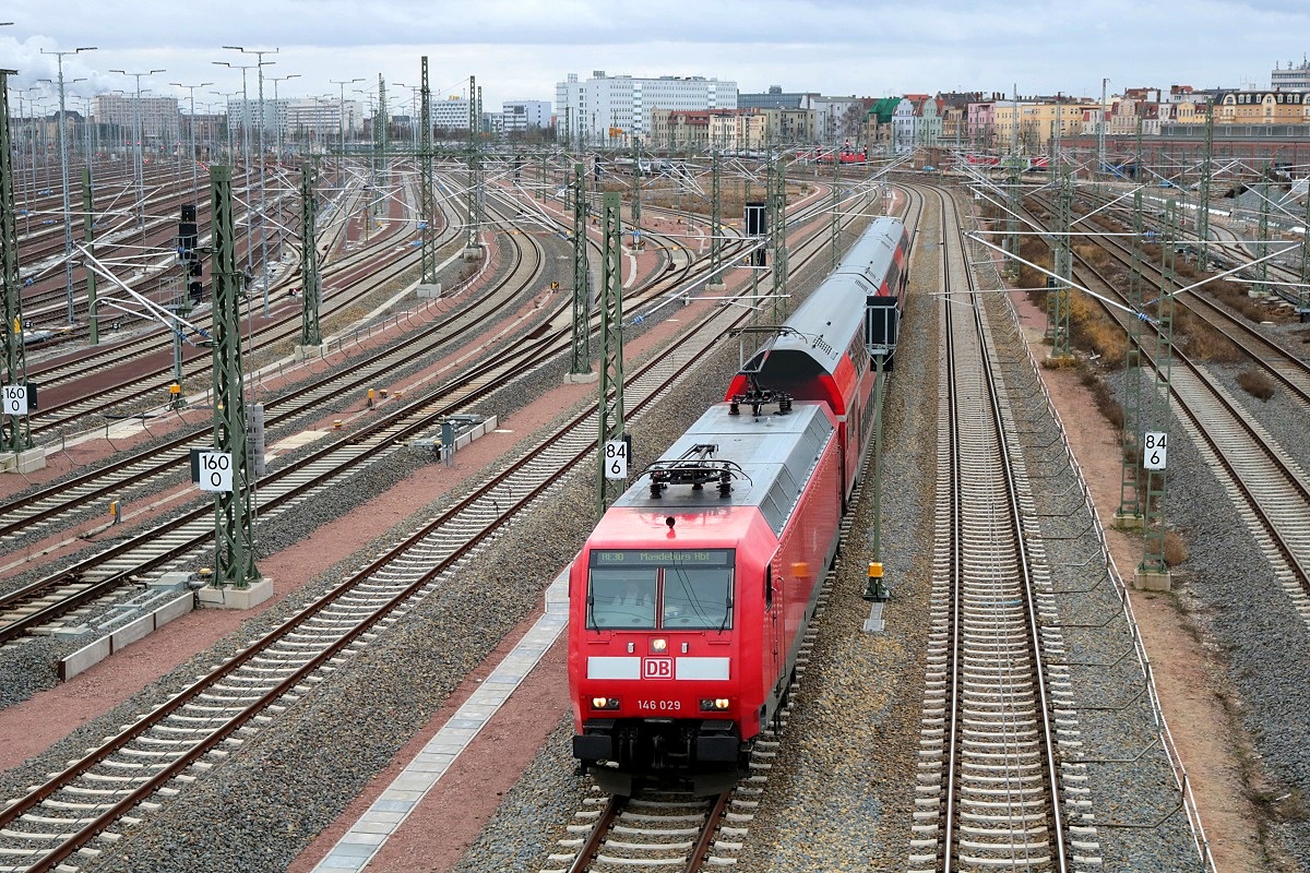 146 029 der Elbe-Saale-Bahn (DB Regio Südost) als RE 16320 (RE30) von Halle(Saale)Hbf nach Magdeburg Hbf passiert die Zugbildungsanlage Halle (Saale) in nördlicher Richtung. [28.12.2017 | 13:18 Uhr]
