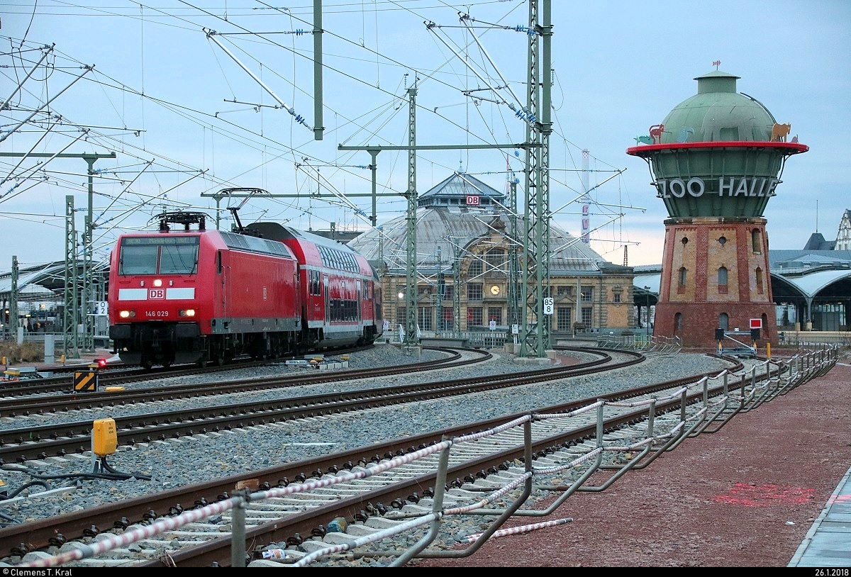 146 029 der Elbe-Saale-Bahn (DB Regio Südost) als RE 16326 (RE30) von Halle(Saale)Hbf nach Magdeburg Hbf durchfährt das Gleisvorfeld von Halle(Saale)Hbf. Aufgenommen von der Delitzscher Straße. [26.1.2018 | 16:15 Uhr]