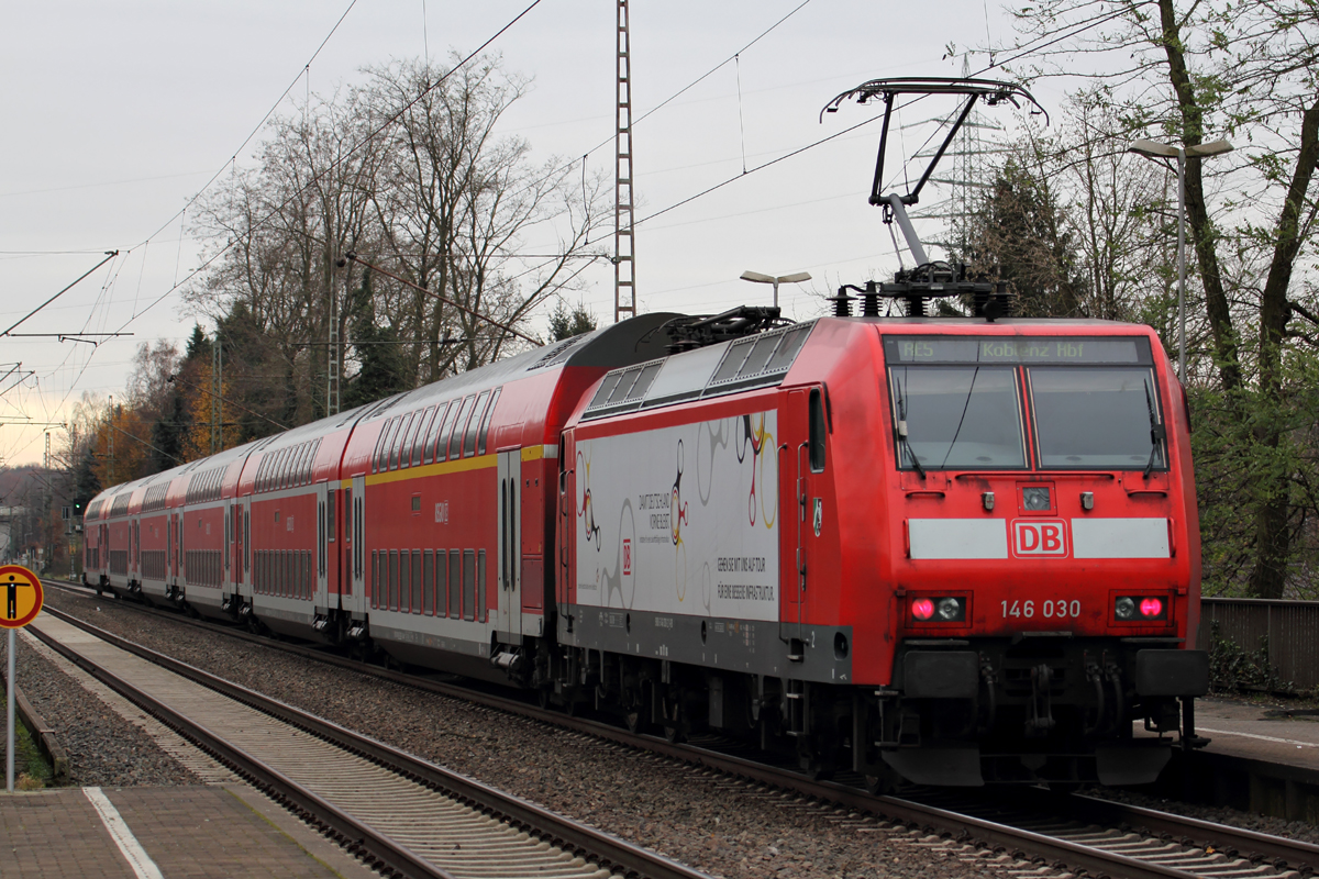 146 030 als Schublok hinter RE 5 nach Koblenz Hbf. am Haltepunkt Oberhausen-Holten 7.12.2014