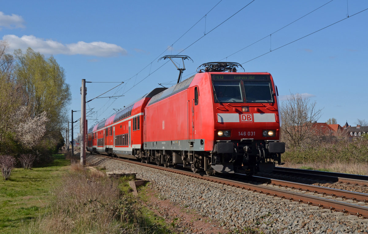 146 031 bespannte am 22.03.20 einen RE 13 von Magdeburg nach Leipzig. Hier führt sie ihren Zug durch Greppin Richtung Bitterfeld.