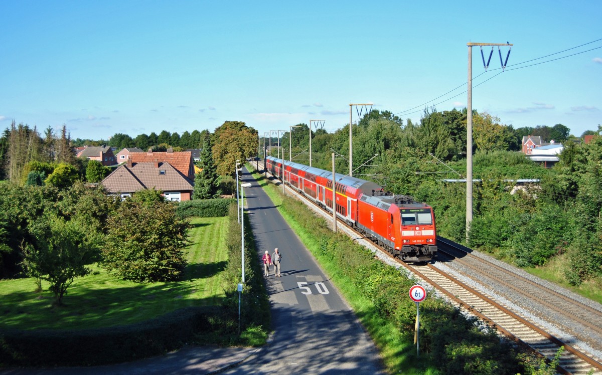146 103-7 fuhr am 30.09.2015 mit einem RE von Norddeich Mole nach Hannover, hier in Leer.