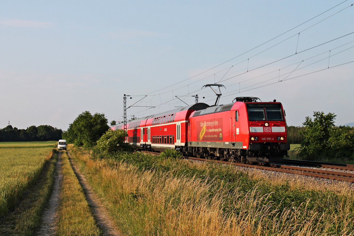 146 109-4  Baden Württemberg erfahren/Lahr (Schwarzw.)  am 11.06.2015 mit einem RE (Offenburg - Basel Bad Bf) südlich von Buggingen gen Müllheim (Baden).