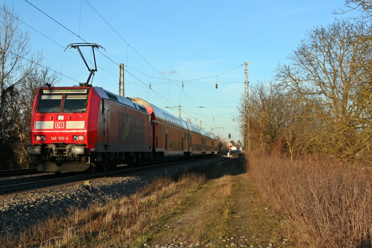 146 109-4 beschleunigt mit einem RE von Basel nach Offenburg am Nachmittag des 23.12.13 nach dem Halt in Heitersheim.