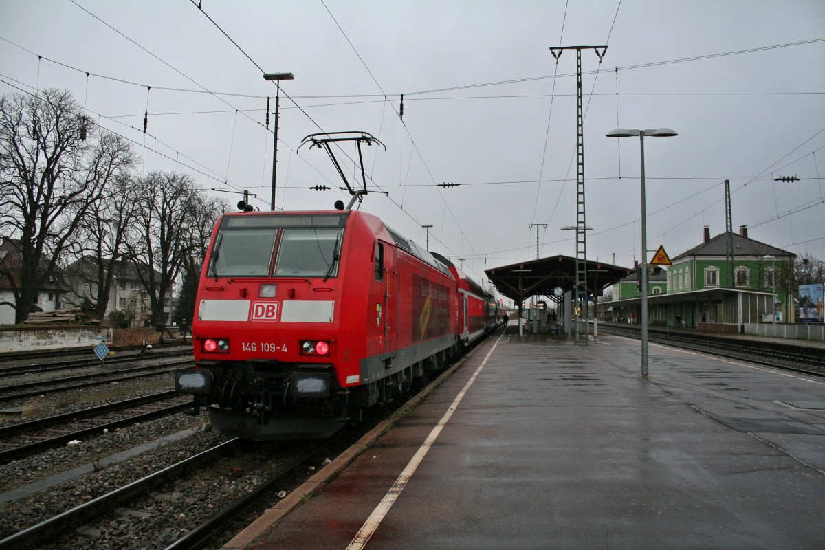 146 109-4 mit einer RB von Neuenburg (Baden) nach Offenburg am verregneten 28.02.14 beim Halt in Mllheim (Baden).