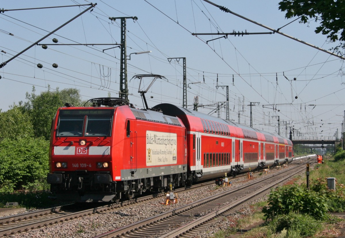146 109 mit RE 26511 (Offenburg–Basel Bad Bf) am 13.05.2011 in Mllheim (Baden)