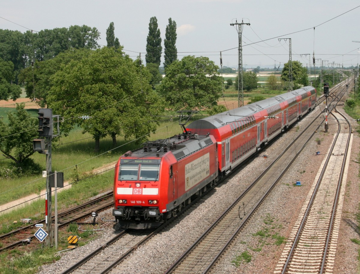 146 109 mit RE 26517 (Offenburg–Basel Bad Bf) am 11.05.2011 in Mllheim (Baden)