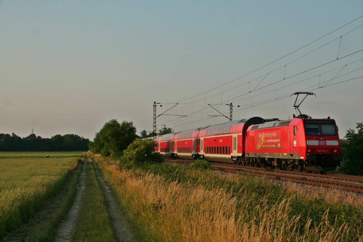 146 110-2 mit einem RE nach Freiburg (Breisgau) Hbf am Abend des 11.06.15 südlich von Buggingen.