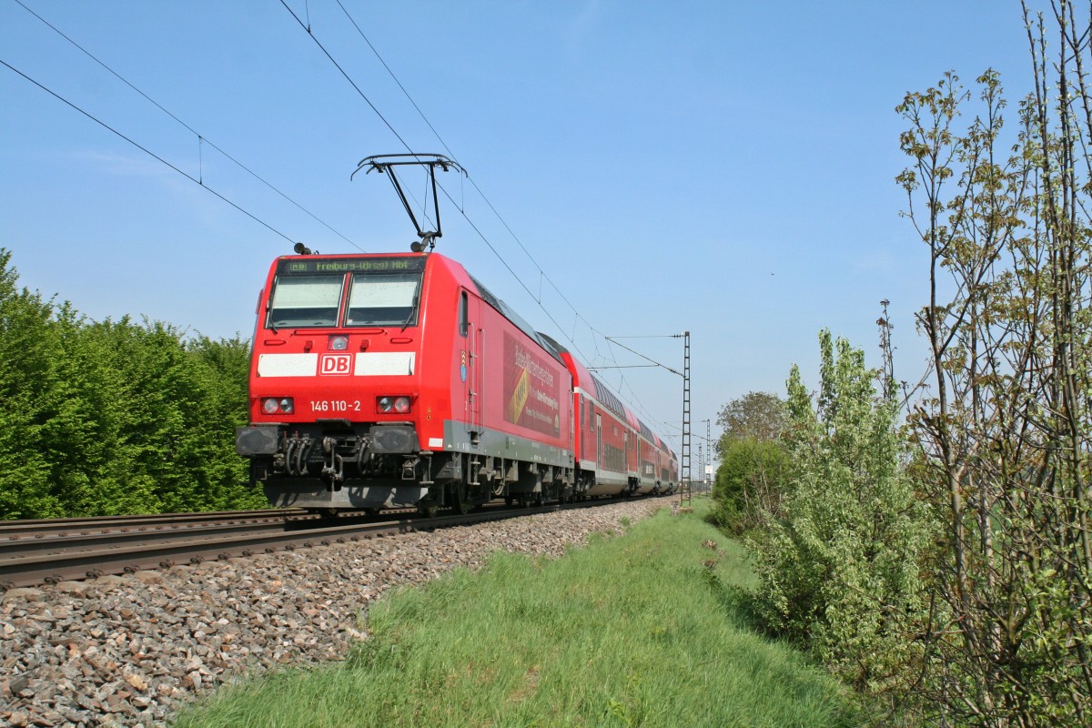 146 110-2 mit einer RB von Neuenburg (Baden) nach Freiburg im Breisgau Hbf am Mittag des 12.04.14 nördlich von Müllheim (Baden).