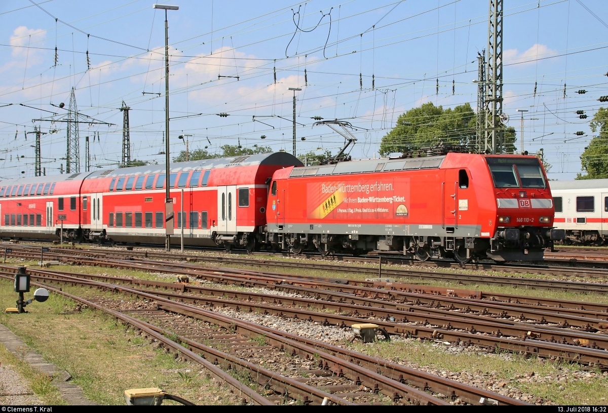 146 110-2  Müllheim (Baden) / Baden-Württemberg erfahren  von DB Regio Baden-Württemberg als RB 17029 von Offenburg erreicht ihren Endbahnhof Basel Bad Bf (CH) auf Gleis 2.
Aufgenommen vom öffentlich zugänglichen Parkplatz neben der Schwarzwaldallee.
[13.7.2018 | 16:30 Uhr]