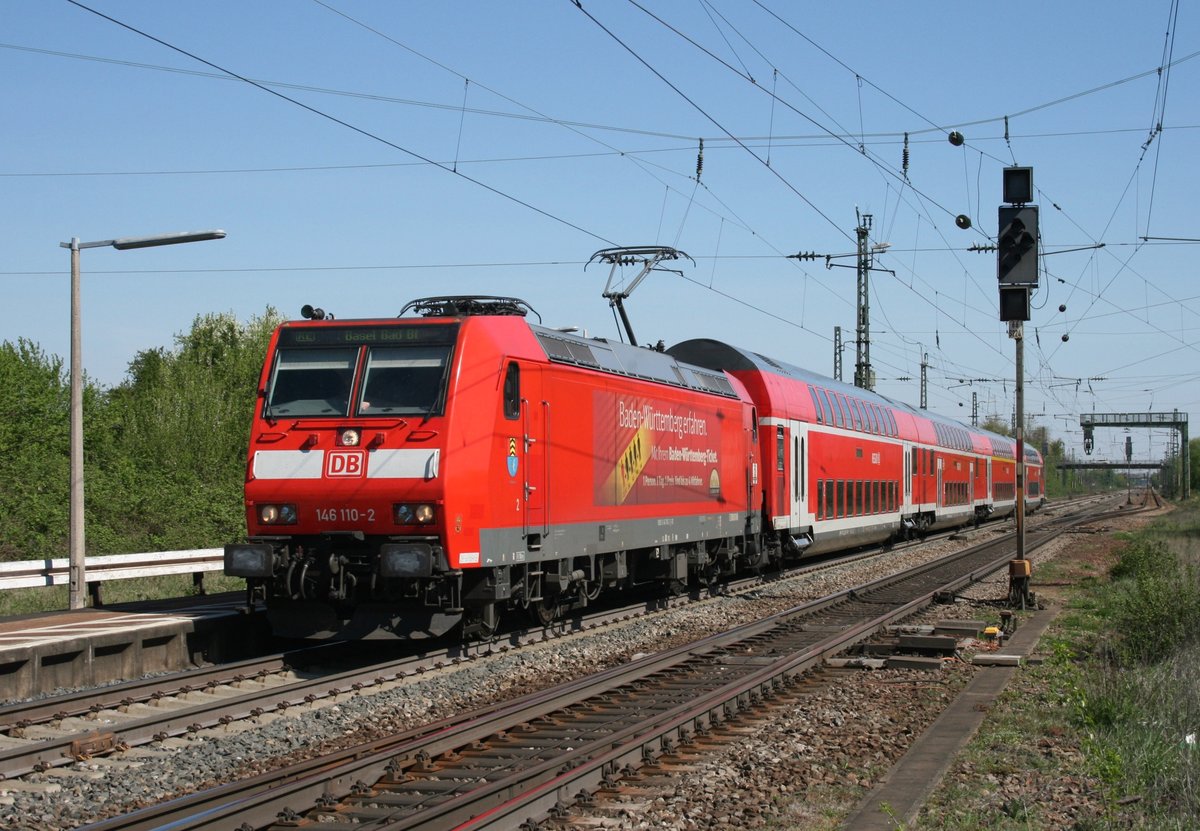 146 110 mit RE 26515 (Offenburg–Basel Bad Bf) am 19.04.2015 in Orschweier, aufgenommen vom nrdlichen Bahnsteigende