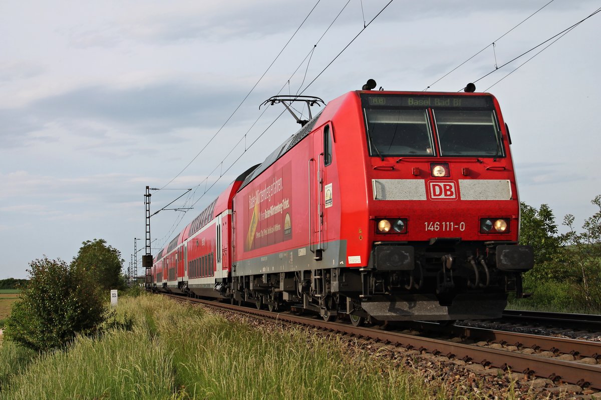 146 111-0  Baden Württemberg erfahren  am 12.05.2015 mit einem RE (Offenburg - Basel Bad Bf) bei Hügelheim, als sie ihrem nächsten Zwischenstop in Müllheim (Baden) entgegen fuhr.