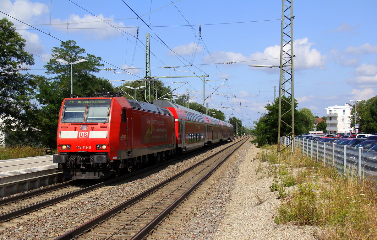 146 111-0 DB kommt der RB 17063 aus Offenburg-Hbf nach Neuenburg(Baden) und fährt in den Bahnhof von Emmendingen ein und hält in Emmendingen und fährt dann weiter in Richtung Freiburg im Breisgau.
Aufgenommen vom Bahnsteig Emmendingen. 
Bei Sommerwetter am Vormittag vom 3.8.2019.