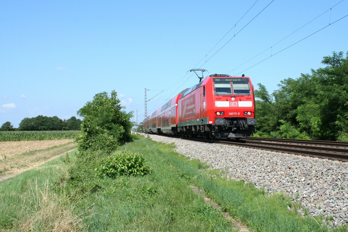 146 111-0 mit dem RE 26515 von Offenburg nach Basel Bad. Bf am Mittag des 05.08.13 bei Buggingen.
Der Zug war mit gut 20 Minuten Versptung unterwegs.