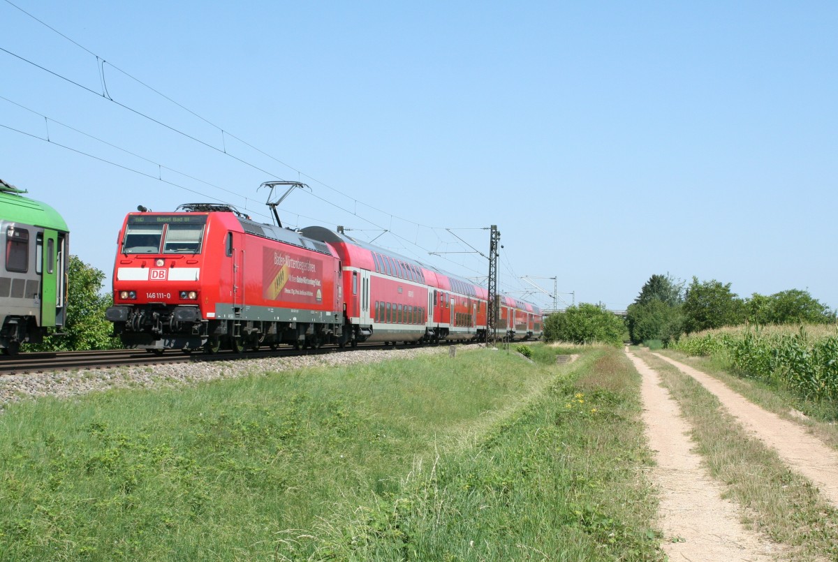 146 111-0 mit dem RE 26515 am 05.08.13 auf dem Gegengleis zwischen Heitersheim und M�llheim (Baden). Auf Grund einer liegengebliebenen RoLa (links im Bild) vor der n�rdlichen Einfahrt in M�llheim musste alles �ber das Gegengleis geleitet werden, was erhebliche Behinderungen im Betriebsablauf mit sich brachte.
Der 26515 erreichte M�llheim mit einer Versp�tung von 20 Minuten.