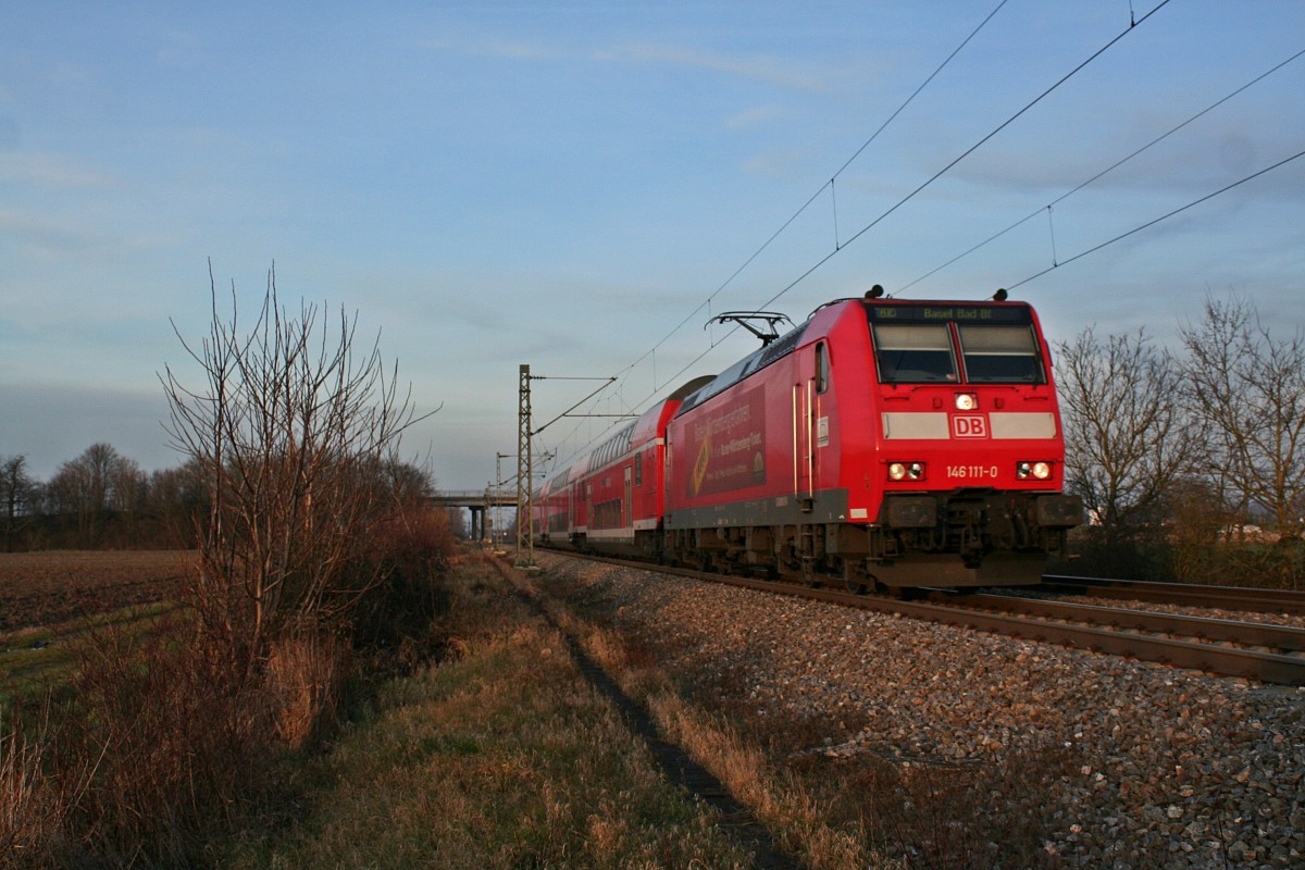 146 111-0 mit einem RE von Offenburg nach Basel Bad. Bf am Abend des 18.01.14 sdlich des Haltepunktes Buggingen. 