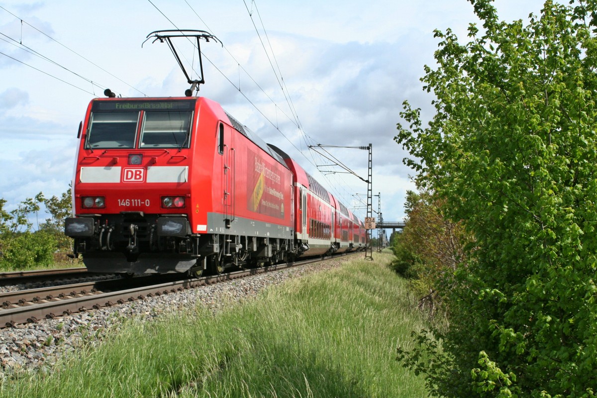 146 111-0 mit einer RB von Neuenburg (Baden) nach Freiburg (Breisgau) Hbf am Mittag des 08.05.14 westlich von H�gelheim.