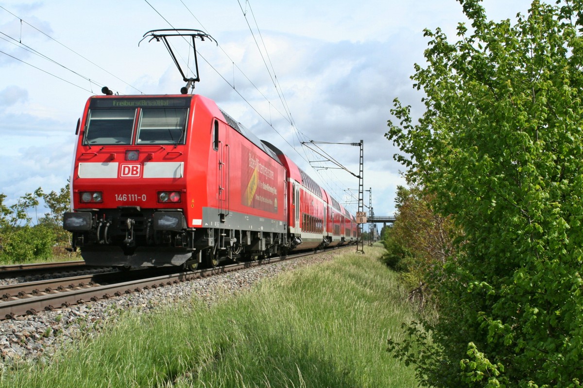 146 111-0 mit einer RB von Neuenburg (Baden) nach Freiburg (Breisgau) Hbf am Mittag des 08.05.14 westlich von Hgelheim.