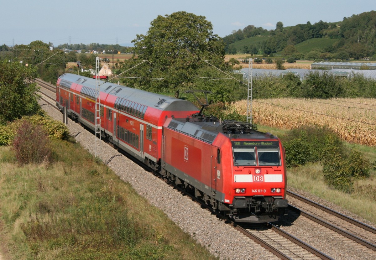 146 111 mit RB 26573 (Freiburg [Brsg] Hbf–Neuenburg [Baden]) am 16.09.2012 zwischen Buggingen und M�llheim (Baden)