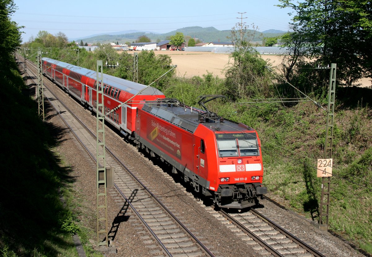 146 111 mit RE 26514 (Basel Bad Bf–Freiburg [Brsg] Hbf) am 23.04.2015 zwischen Heitersheim und Bad Krozingen 