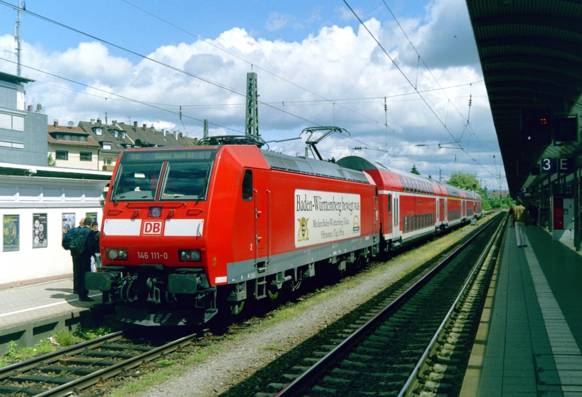 146 111 mit RE 31067 (Offenburg–Basel Bad Bf) am 19.05.2006 in Freiburg (Brsg) Hbf