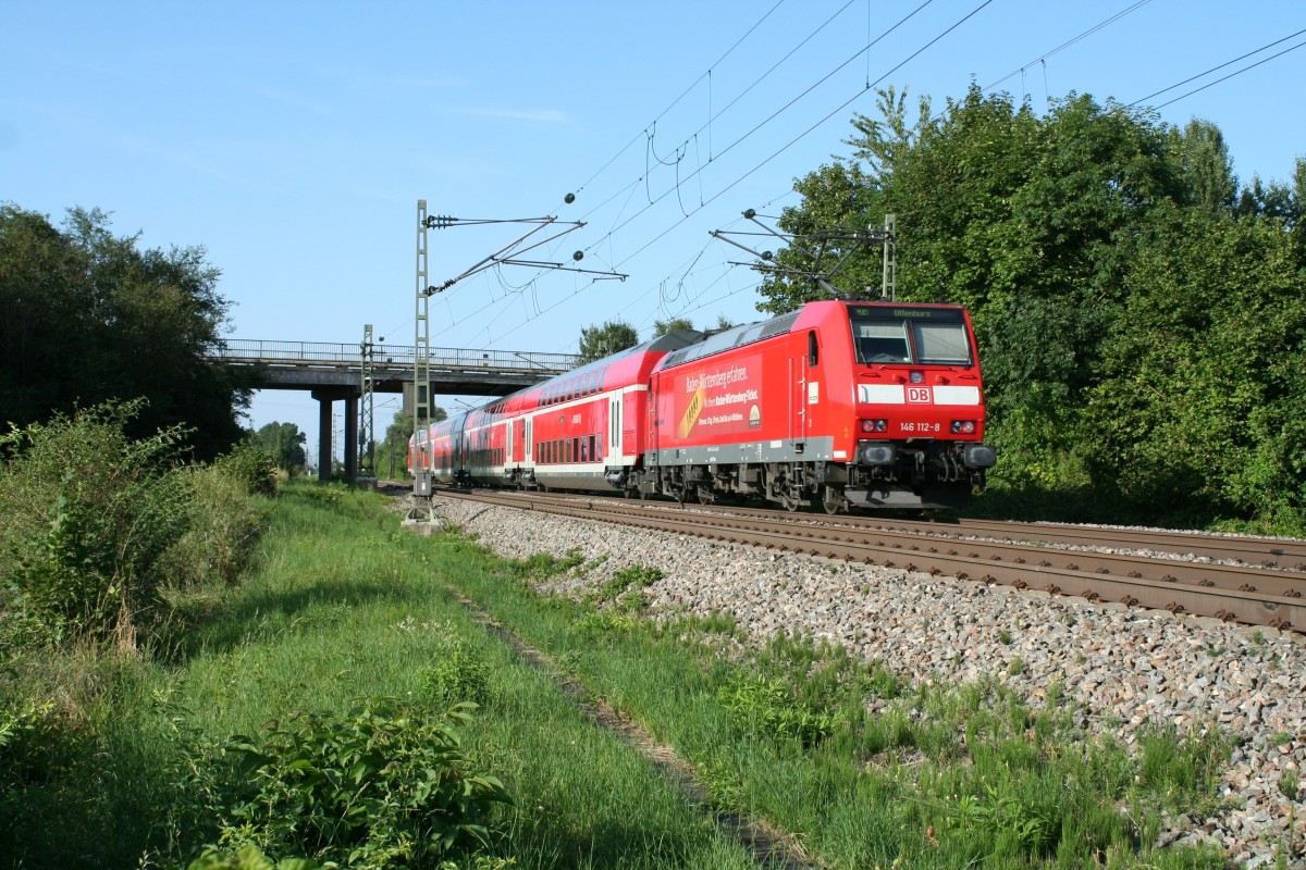 146 112-8 mit einem RE nach Offenburg am frhen Abend des 04.08.13 kurz vor Buggingen.