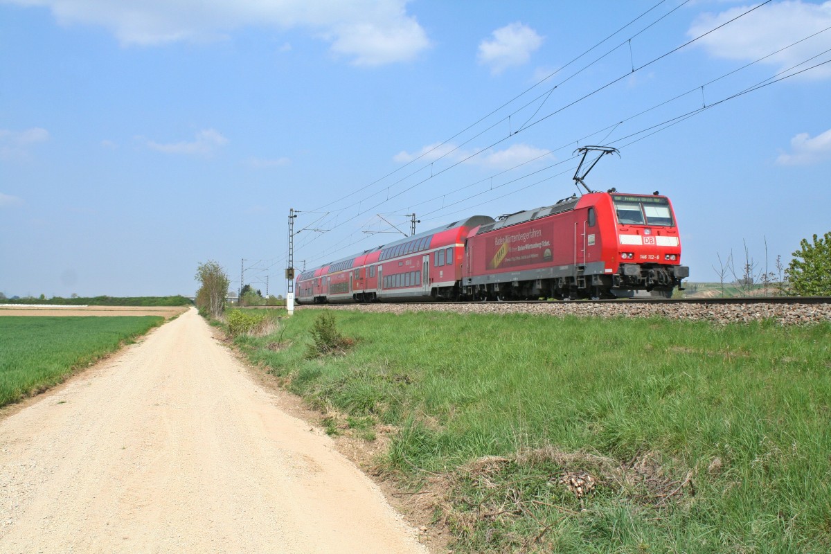 146 112-8 war am frhen Nachmittag des 13.04.14 mit einer Schwarzwaldgarnitur als RB 26566 von Neuenburg (Baden) nach Freiburg (Breisgau) Hbf unterwegs. Hier konnte ich den Zug sdlich von Hgelheim fotografieren.