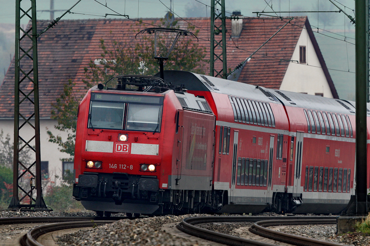 146 112-8 zieht ihren Re aus Karlsruhe Richtung Konstanz bei Welschingen vorüber.Bild vom 30.10.2014
