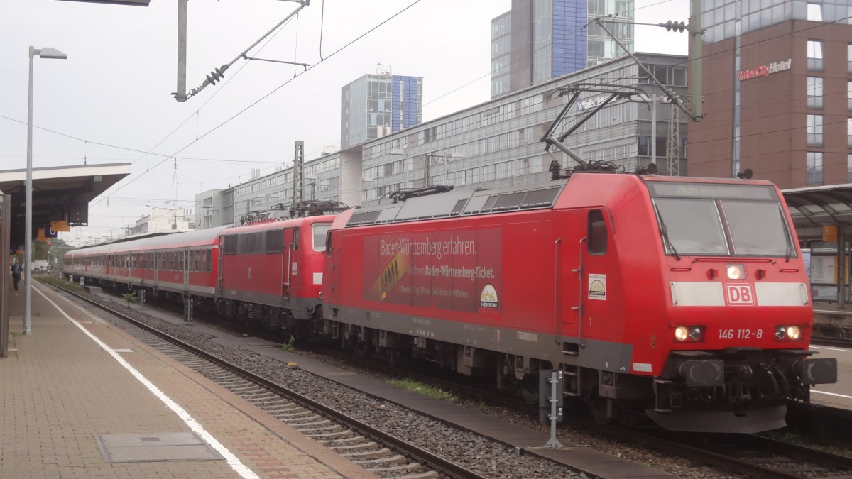 146 112 fhrt mit einer RB aus dem Norden in den Endbahnhof Freiburg Hbf ein. Hinter der Lok kuft auch noch 111 064 mit. Oktober 2014. 