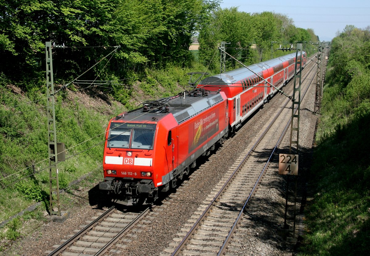 146 112 mit RE 26517 (Offenburg–Basel Bad Bf) am 23.04.2015 zwischen Bad Krozingen und Heitersheim
