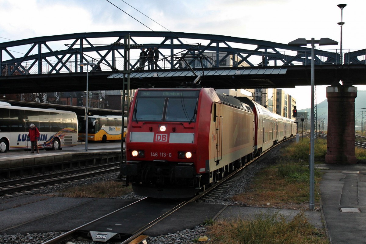 146 113-6  Landkreis Lörrach  mit Werbung  Baden-Württemberg erfahren  am 14.12.2013 als Stw.-Ersatz für RE 26512 (Basel Bad Bf - Offenburg) bei der Einfahrt in Freiburg (Brsg) Hbf auf Gleis 2. Grund für den Steuerwagenersatz, ist das der Scheibenwischer des Stw. kaputt nach unten hing.