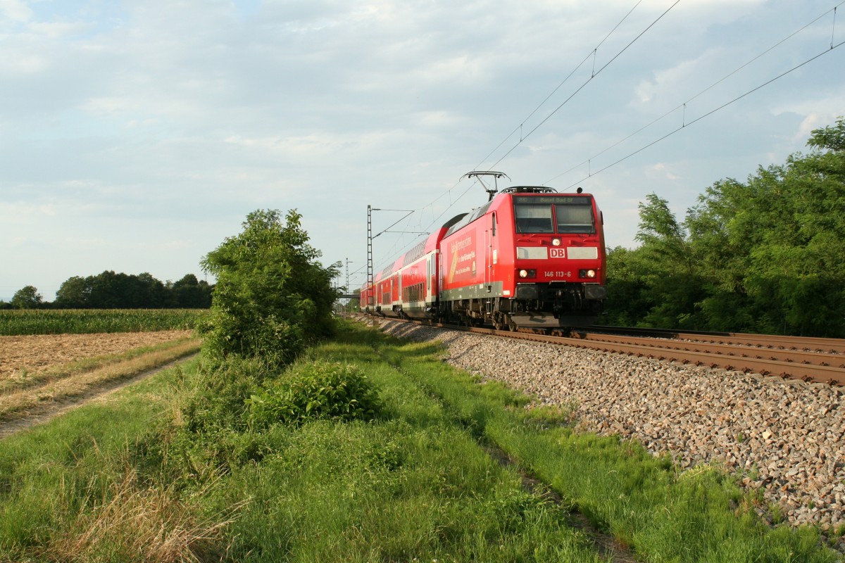 146 113-6 mit einem RE nach Basel Bad. Bf am Abend des 03.08.13 sdlich von Buggingen.