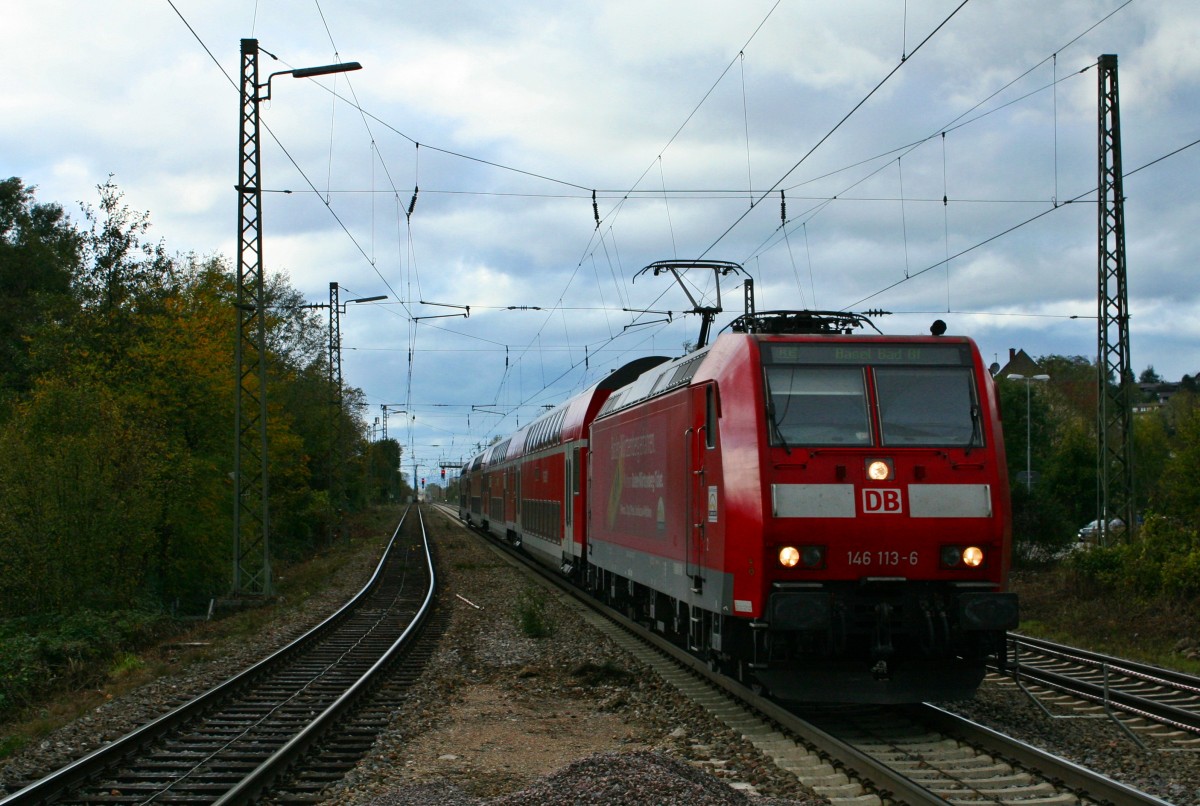 146 113-6 mit einem RE von Offenburg nach Basel Bad. Bf am Nachmittag des 02.11.13 bei der Einfahrt in den Bahnhof Emmendingen.