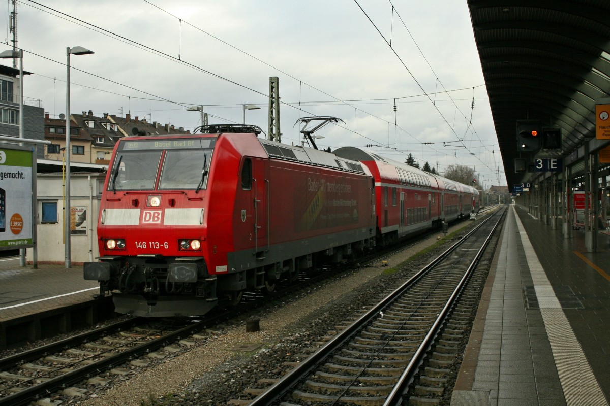 146 113-6 mit einem RE von Offenburg nach Basel Bad. Bf am Mittag des 14.12.13 beim Halt in Freiburg (Breisgau) Hbf.