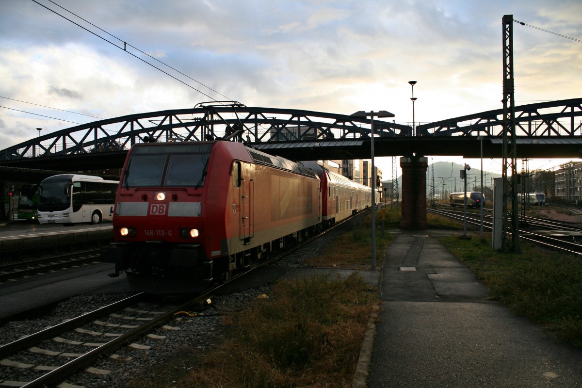 146 113-6 mit einem RE von Basel Bad. Bf nach Offenburg am Nachmittag des 14.12.13 bei der Einfahrt in Freiburg (Breisgau) Hbf.
Das kurriose an diesem Foto ist allerdings, dass die Loks im Raum Freiburg normal immer in Richtung Sden hngen. Auf Grund eines defekten Scheibenwischers des sich hinter der Lok befindlichen Steuerwagens 50 80 86-35 063-6 musste die Lok jedoch in Basel umgehngt werden.