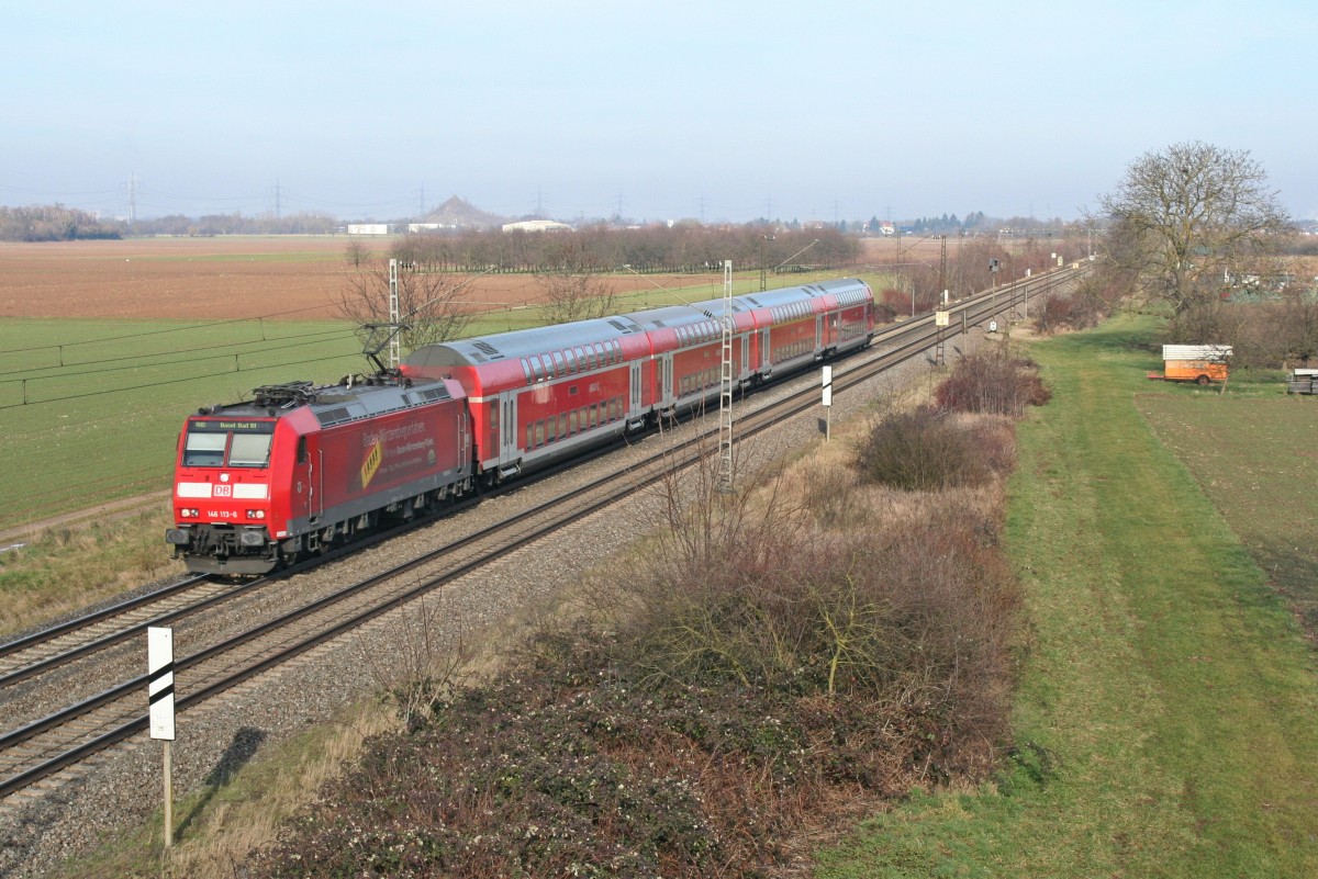 146 113-6 mit einem RE von Offenburg nach Basel Bad. Bf am Mittag des 18.01.14 nrdlich von Hgelheim.