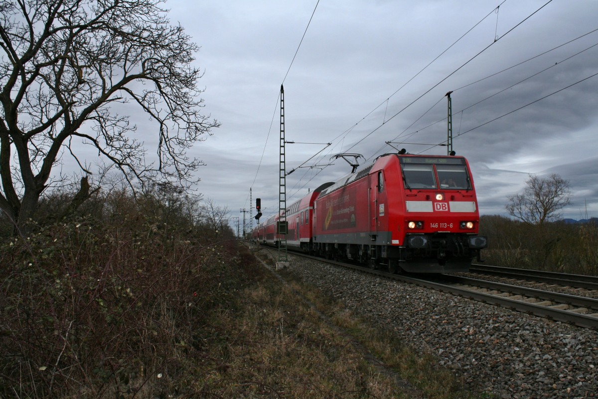 146 113-6 mit einem RE von Offenburg nach Basel SBB am Nachmittag des 14.02.14 sdlich des Bahnhofs Mllheim (Baden).
Gre an das Lokpersonal!