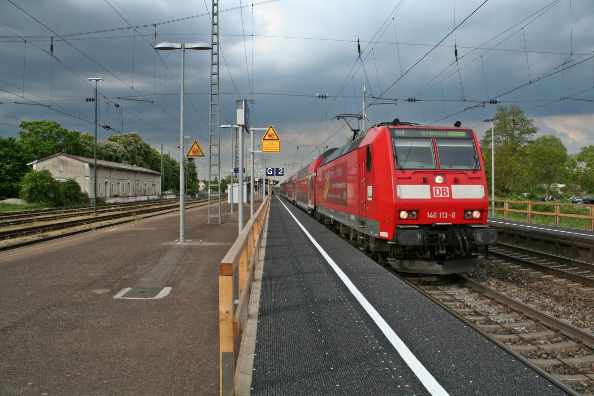 146 113-6 mit einem RE von Offenburg nach Schliengen am Nachmittag des 25.04.14 beim Verlassen des Bahnhofs Mllheim (Baden).