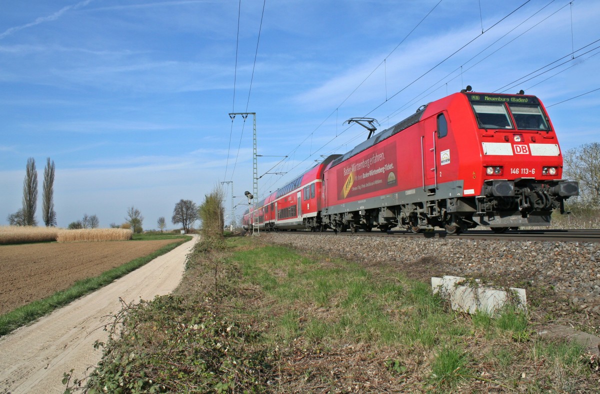 146 113-6 mit einer RB von Freiburg (BReisgau) Hbf nach Neuenburg (Baden) am Nachmittag des 29.03.14 bei der Einfahrt in den nördlichen Bahnhofsbereich von Müllheim (Baden).