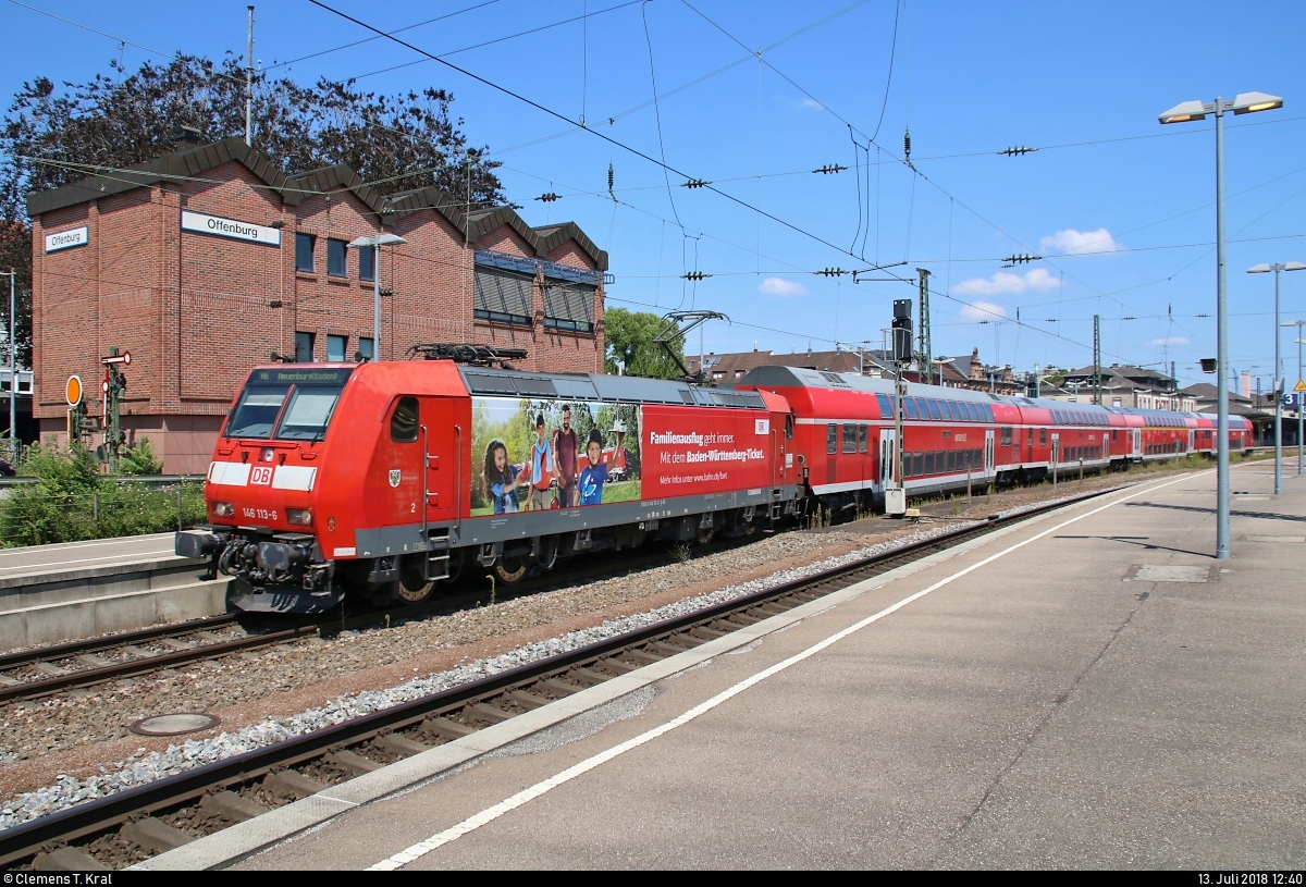 146 113-6  Ortenaukreis , mit Werbung für das Baden-Württemberg-Ticket, von DB Regio Baden-Württemberg als RB 17065 nach Neuenburg(Baden) verlässt ihren Startbahnhof Offenburg auf Gleis 2.
[13.7.2018 | 12:40 Uhr]
