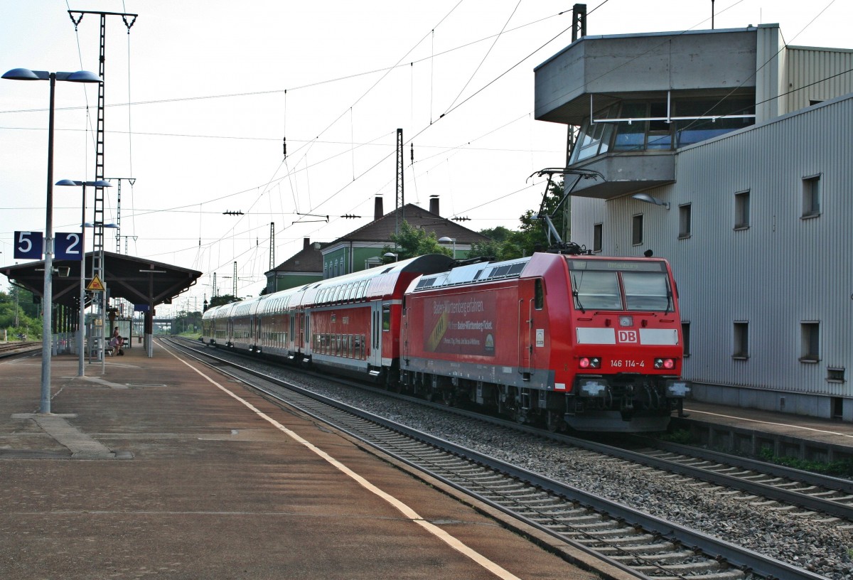 146 114-4 mit einem RE nach Offenburg am Morgen des 25.07.13 bei der Einfahrt in den Bahnhofs Mllheim (Baden).