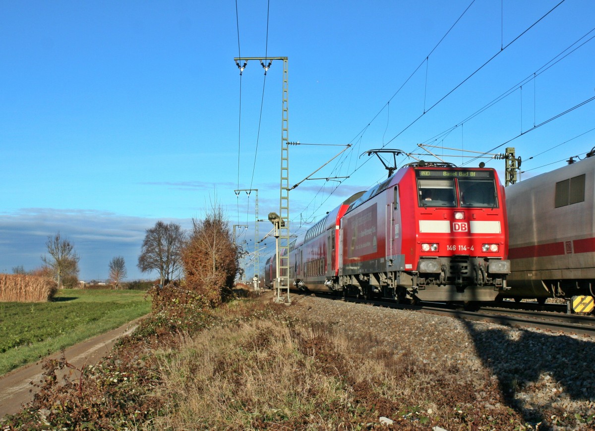 146 114-4 mit einem RE von Offenburg nach Basel Bad. Bf am Nachmittag des 07.12.13 in der nördlichen Einfahrt in Müllheim (Baden).