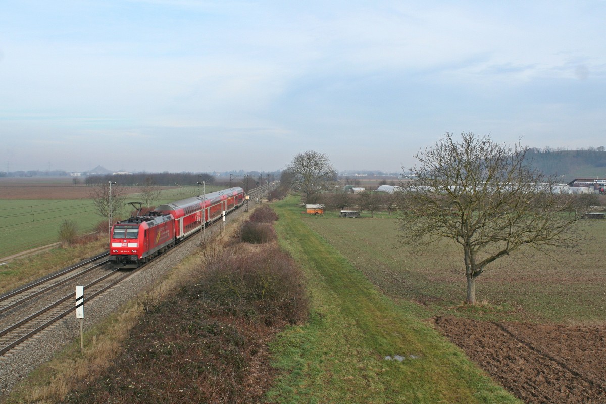 146 114-4 mit einem RE von Basel ber Freiburg (Breisgau) Hbf nach Offenburg zur Mittagszeit des 18.01.14 bei Hgelheim.