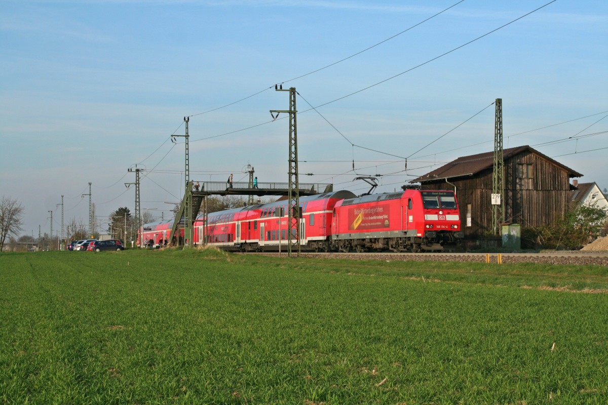 146 114-4 mit einem RE von Offenburg nach Basel Bad. Bf am Nachmittag des 29.03.14 beim Verlassen des Haltepunktes Auggen.