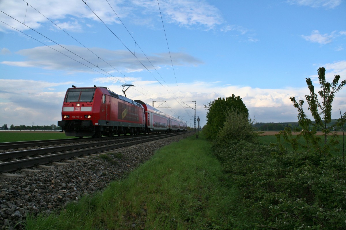 146 114-4 mit einem RE nach Schliengen am späten Nachmittag des 18.04.14 südlich von Hügelheim.