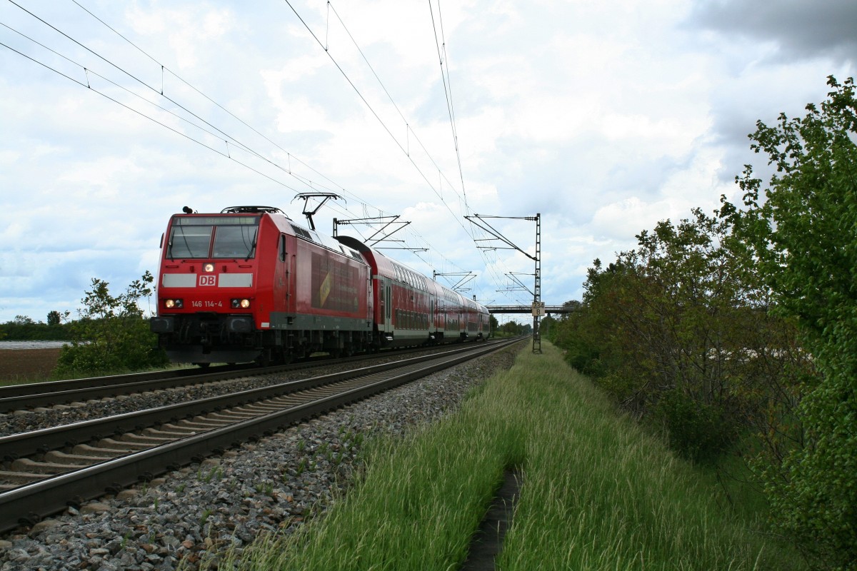 146 114-4 mit einem RE von Offenburg nach Schliengen am Vormittag des 08.05.14 westlich von Hgelheim.