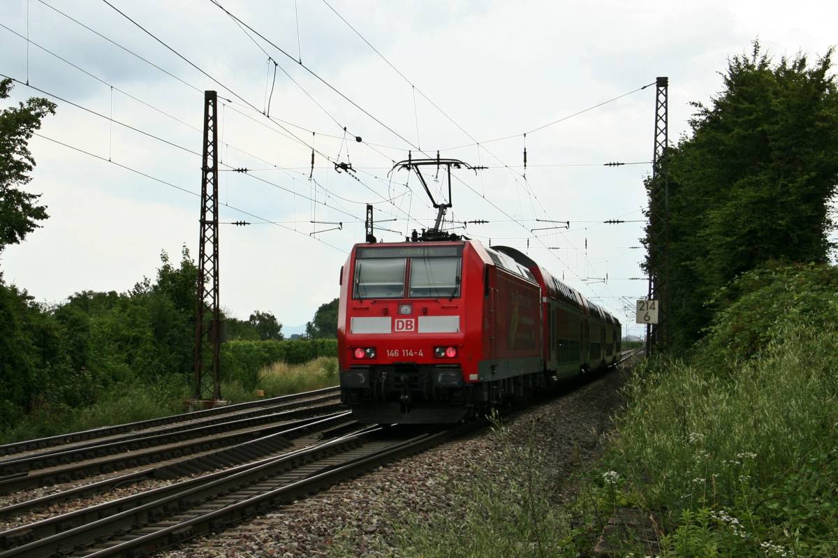 146 114-4 mit einem RE von Schliengen nach Offenburg am Nachmittag des 12.07.14 nrdlich von Leutersberg.