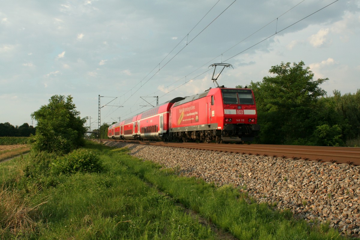 146 115 mit einer abendlichen RB von Neuenburg (Baden) nach Freiburg (Breisgau) Hbf am 13.08.13 kurz vor Buggingen.