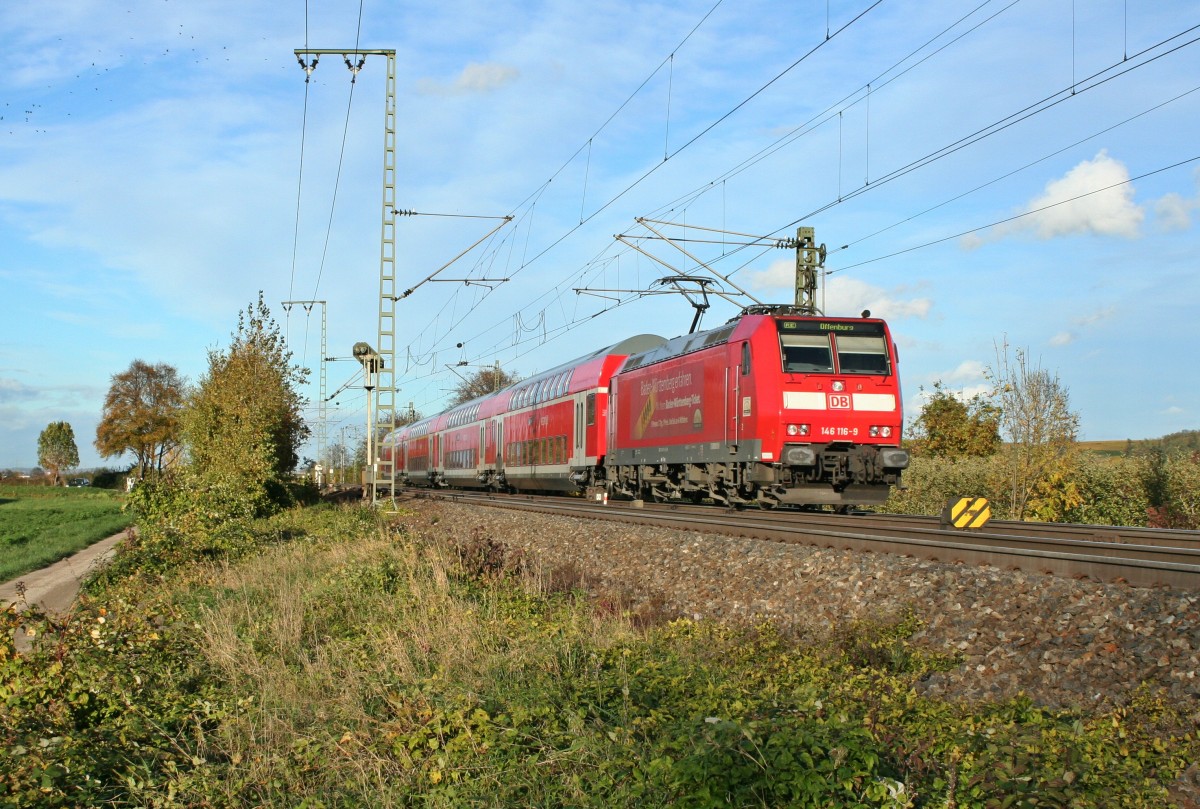 146 116-9 mit dem falschen Bgel und einem RE von Basel nach Offenburg am Nachmittag des 09.11.13 beim Verlassen des Bahnhofsbereichs von Mllheim (Baden).
Anscheinend hat die Lok einen defekt am Bgelwechselsystem oder am Bgel selbst, da die Lok schon einige Tage den Bgel nicht gewechselt hat.