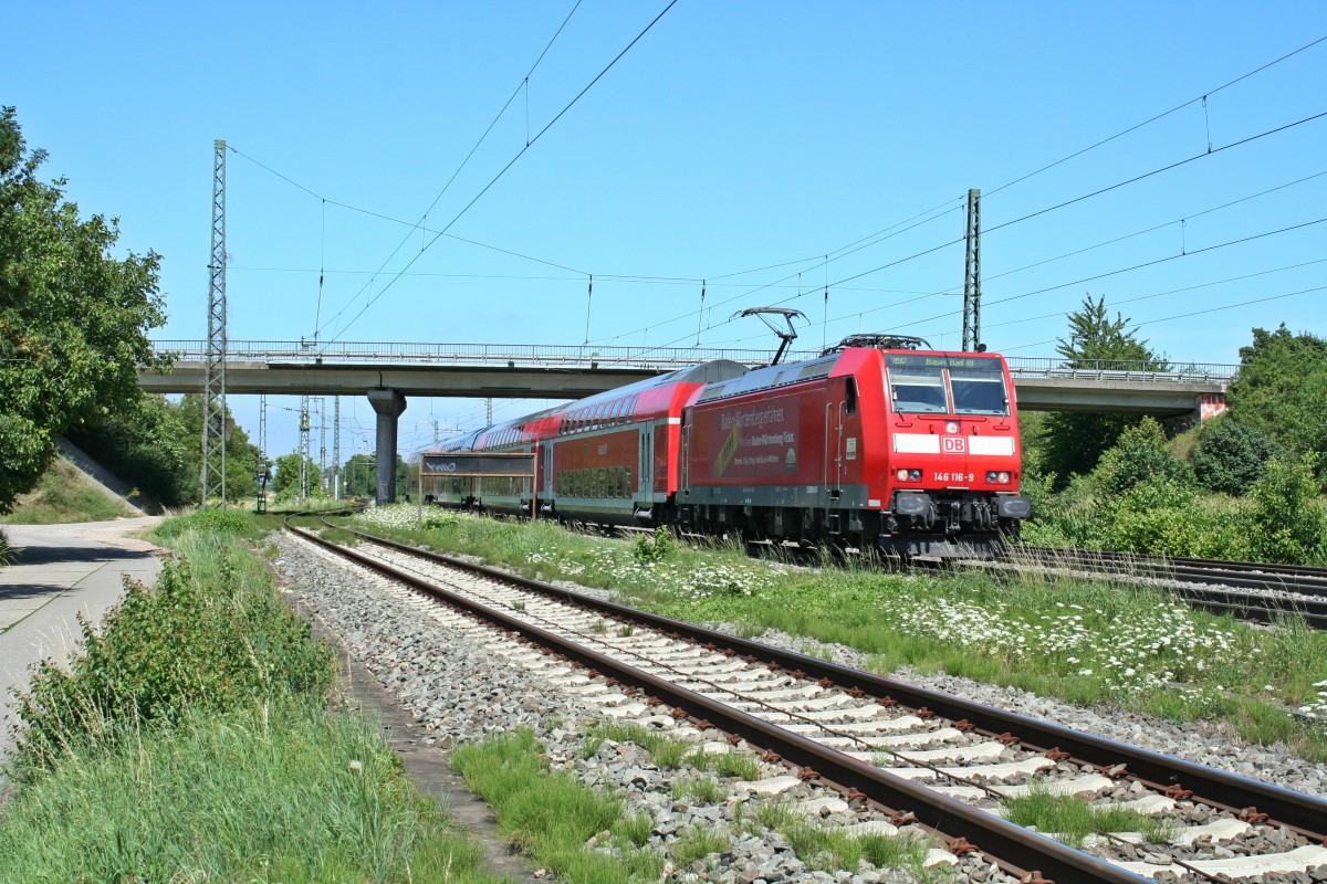 146 116-9 mit einem RE nach Basel Bad. Bf am Nachmittag des 04.08.13 bei der Einfahrt in Mllheim (Baden).