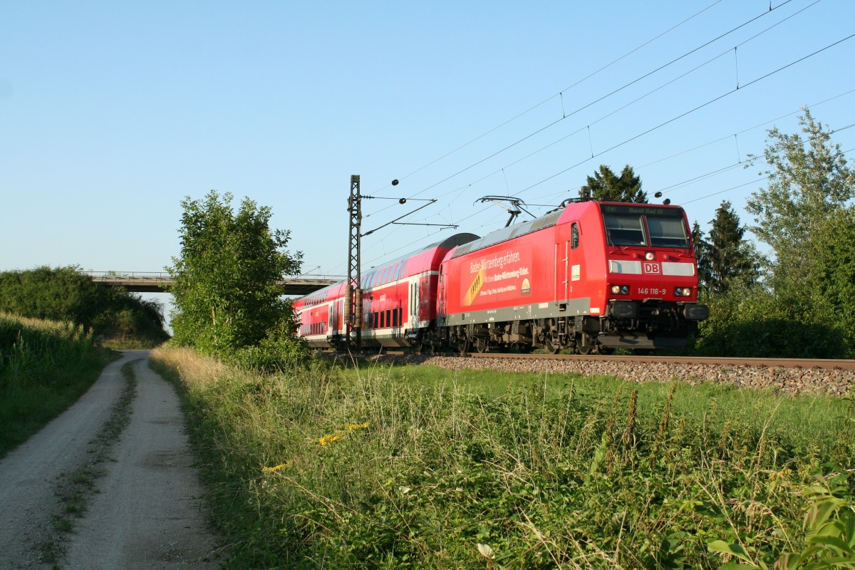 146 116-9 mit einem RE nach Basel Bad. Bf am Abend des 04.08.13 zwischen Buggingen und Mllheim (Baden) auf der Hhe des Mllheimer Stadtteils Hgelheim.